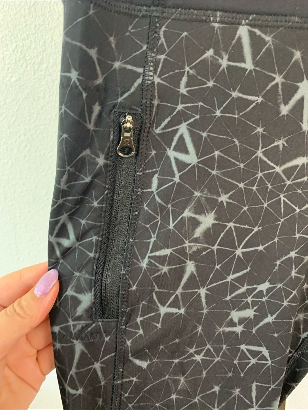 Lululemon Black Geometric Print Athletic Leggings- 7/8 length-Size 6 - Picture 3 of 9